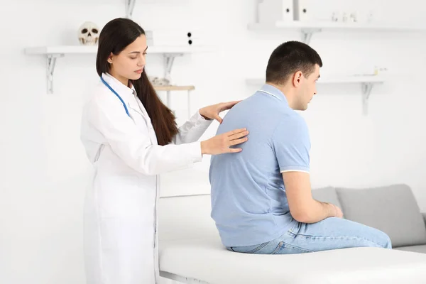 Medicul Sex Feminin Verificarea Postura Tânăr Clinică — Fotografie, imagine de stoc