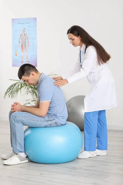 Médico Feminino Verificando Postura Jovem Clínica — Fotografia de Stock