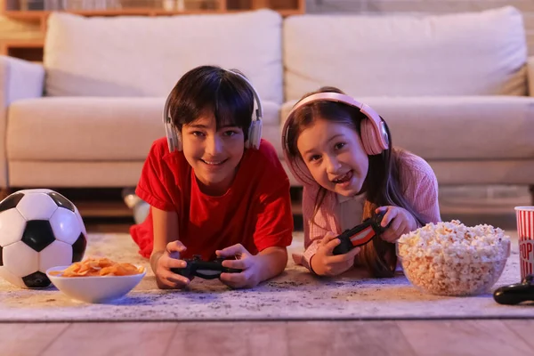 Crianças Brincando Videogame Casa Noite — Fotografia de Stock