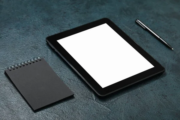 現代のタブレットコンピュータ ノートブック 暗い灰色のテーブルのペン — ストック写真