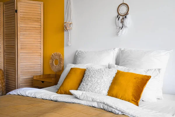 Interior Modern Bedroom Bed Wooden Folding Screen Dream Catcher Hanging — Stock Photo, Image