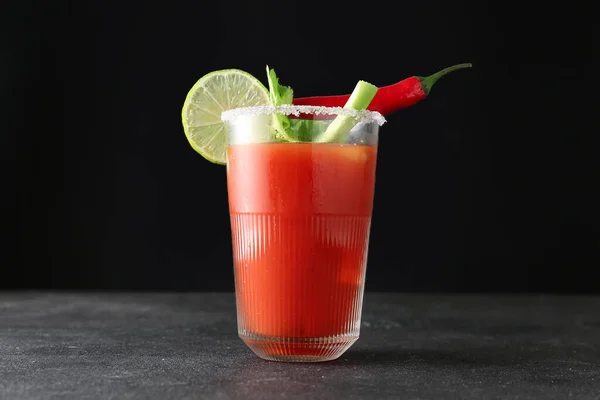 Szklanka Koktajlu Krwistej Mary Ozdobiona Kolendrą Limonką Czerwonym Chili Ciemnym — Zdjęcie stockowe