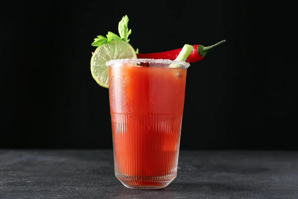 Szklanka Koktajlu Krwistej Mary Ozdobiona Kolendrą Limonką Czerwonym Chili Ciemnym — Zdjęcie stockowe