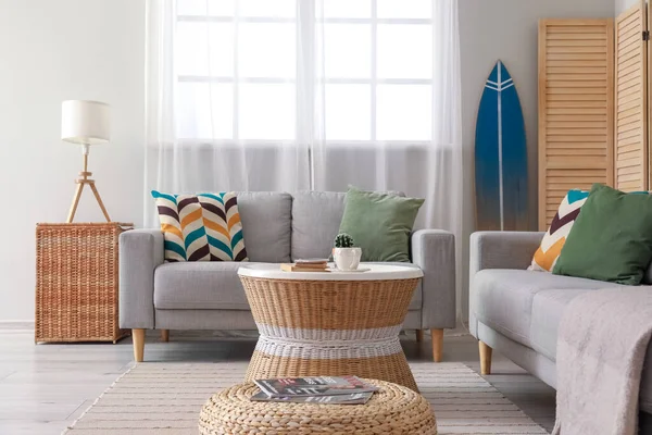 Interior Ruang Tamu Ringan Dengan Papan Selancar Meja Dan Sofa — Stok Foto