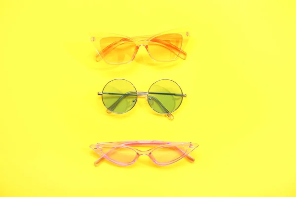 Diferentes Gafas Sol Con Estilo Sobre Fondo Amarillo —  Fotos de Stock