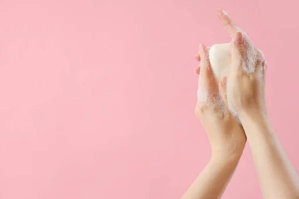Hände Mit Seife Auf Rosa Hintergrund — Stockfoto
