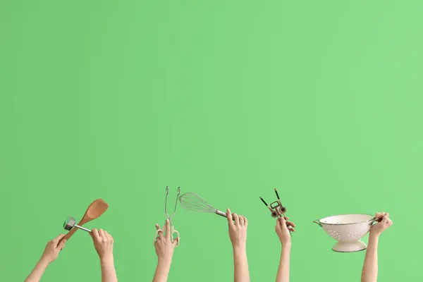 Vrouwen Met Keukengerei Groene Achtergrond — Stockfoto