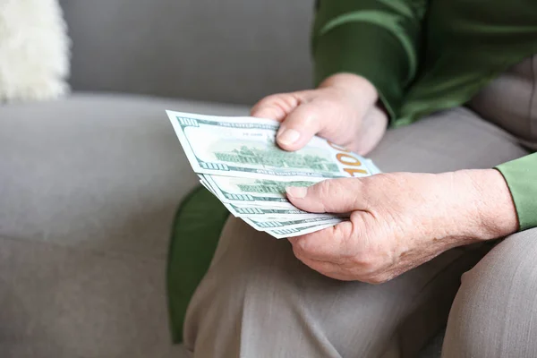 家でお金を持つシニア女性 クローズアップ — ストック写真