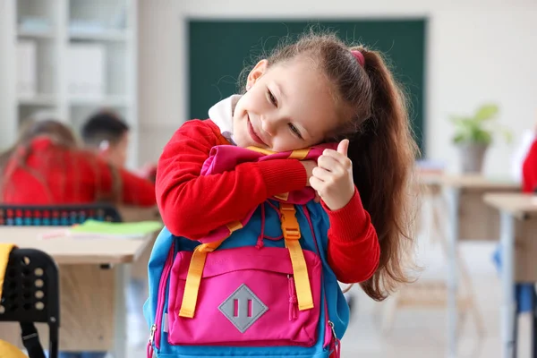 Cute Little Uczennica Plecakiem Klasie — Zdjęcie stockowe