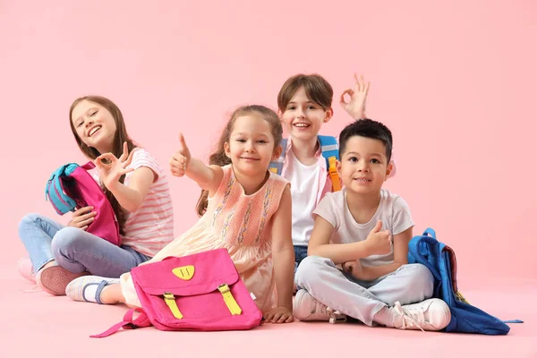 Kis Tanulók Hátizsákos Mutatja Hüvelykujj Rózsaszín Háttér — Stock Fotó