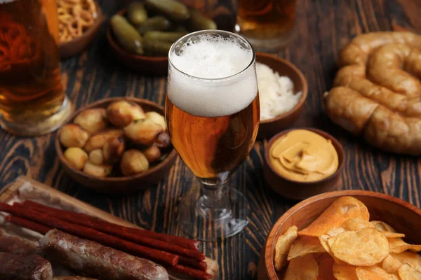 Sklenice Studeného Piva Různé Občerstvení Dřevěném Pozadí Oslava Oktoberfestu — Stock fotografie
