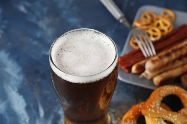 Ein Glas Kaltes Bier Und Verschiedene Snacks Auf Blauem Hintergrund — Stockfoto