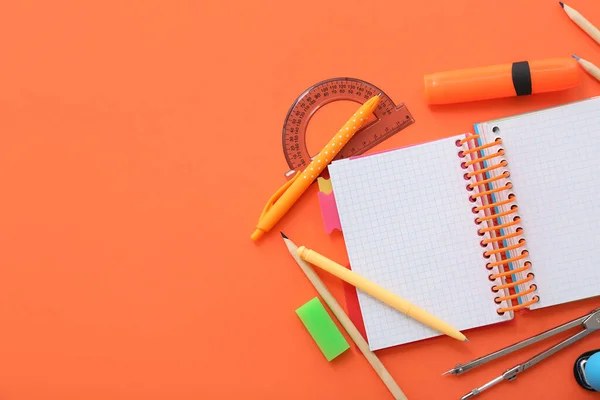 带有橙色背景的不同文具的空白笔记本电脑 — 图库照片