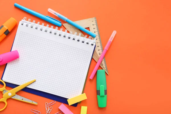 Blanko Notizbuch Mit Unterschiedlicher Schreibwaren Auf Orangefarbenem Hintergrund — Stockfoto