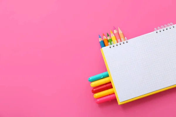 Üres Notebook Különböző Színű Markerek Ceruzák Rózsaszín Háttér — Stock Fotó