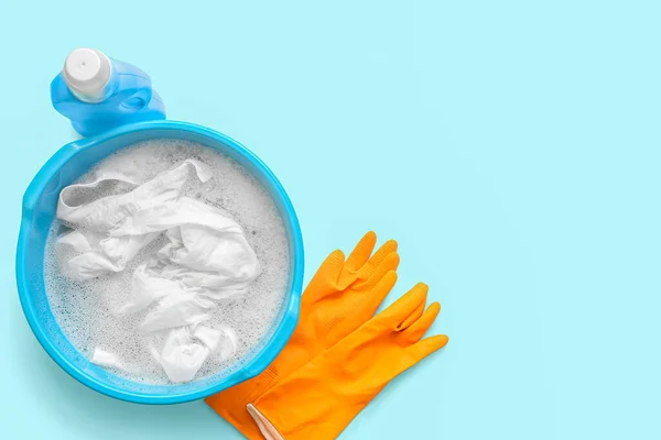 Plastové Umyvadlo Špinavým Oblečením Vodou Pěnou Oranžovými Gumovými Rukavicemi Modrém — Stock fotografie