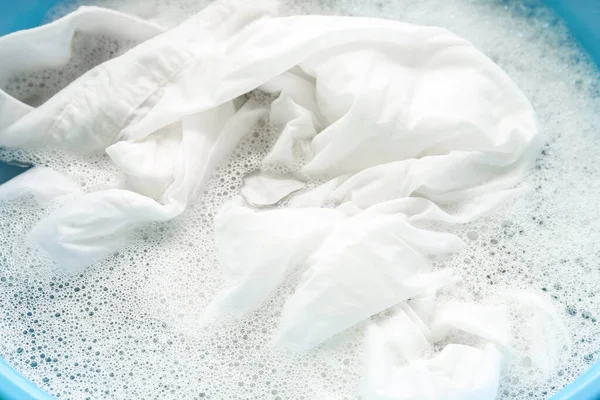 Plastové Umyvadlo Špinavým Oblečením Vodou Pěnou Detailní Záběr — Stock fotografie