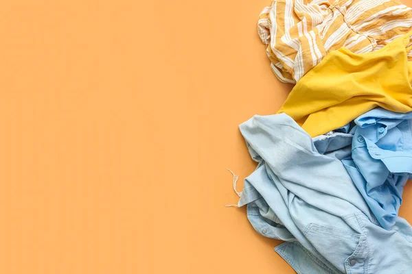 オレンジの背景に汚れた洗濯の山 — ストック写真