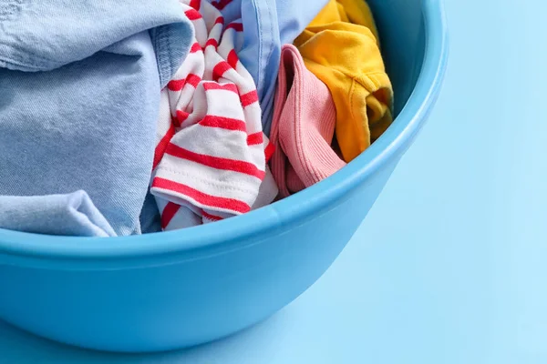 Plastikbecken Mit Schmutziger Wäsche Auf Blauem Hintergrund Nahaufnahme — Stockfoto