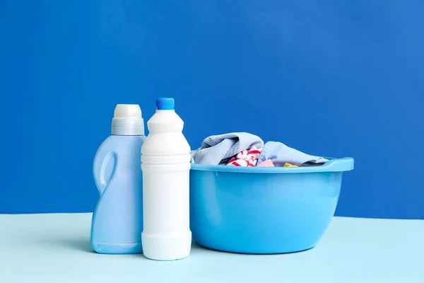 Пластиковий Басейн Брудним Одягом Пляшками Прального Порошку Синьому Фоні — стокове фото