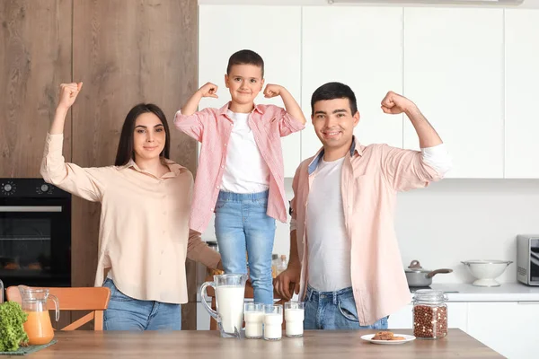 Šťastná Rodina Mlékem Ukazuje Svaly Kuchyni — Stock fotografie