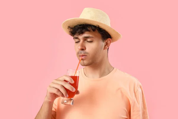 Νεαρός Πίνει Κόκκινο Χυμό Ροζ Φόντο Κοντινό Πλάνο — Φωτογραφία Αρχείου