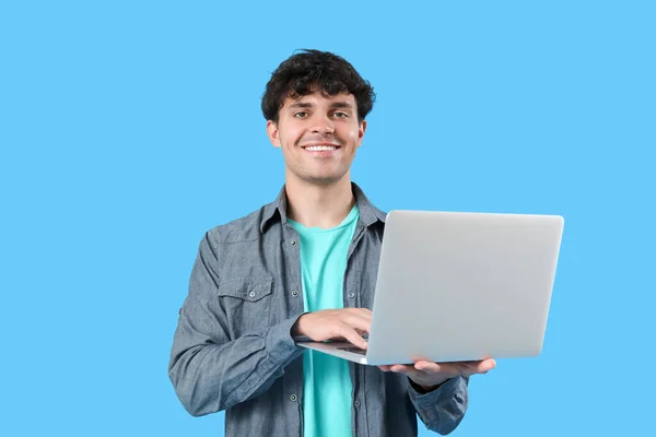 Mężczyzna Programista Pracujący Laptopem Niebieskim Tle — Zdjęcie stockowe