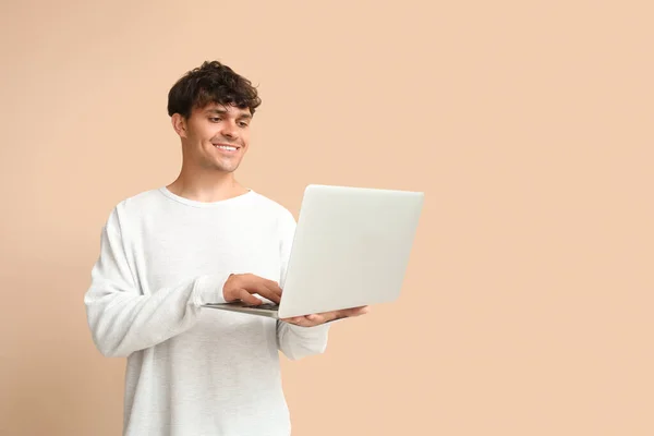 Programador Masculino Trabalhando Com Laptop Fundo Bege — Fotografia de Stock