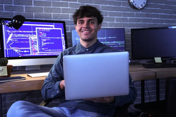 Programador Masculino Trabalhando Com Laptop Escritório Noite — Fotografia de Stock