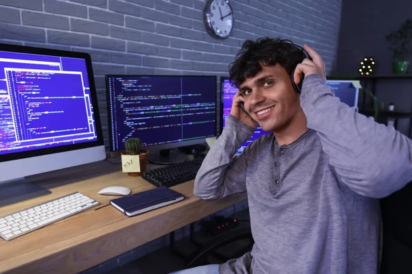 Programador Masculino Trabalhando Com Fones Ouvido Computador Escritório Noite — Fotografia de Stock