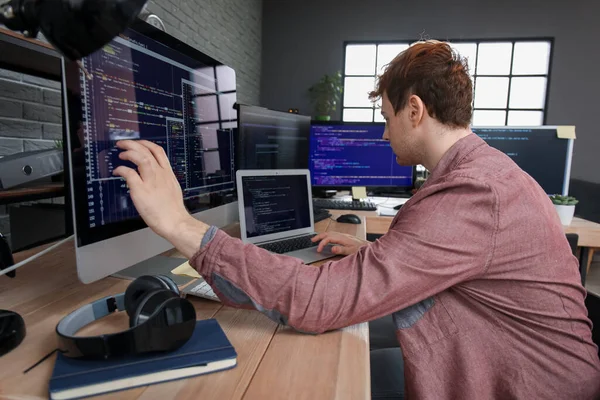 Manlig Programmerare Arbetar Med Dator Och Bärbar Dator Vid Bordet — Stockfoto