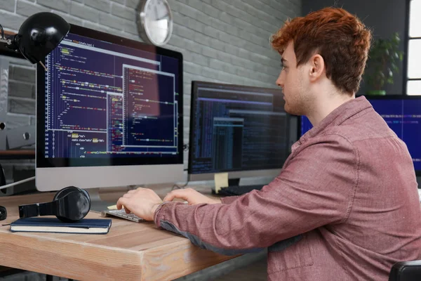 Programador Masculino Trabajando Con Ordenador Mesa Oficina — Foto de Stock