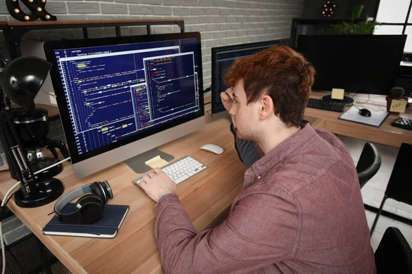 Programador Masculino Trabajando Con Ordenador Mesa Oficina —  Fotos de Stock