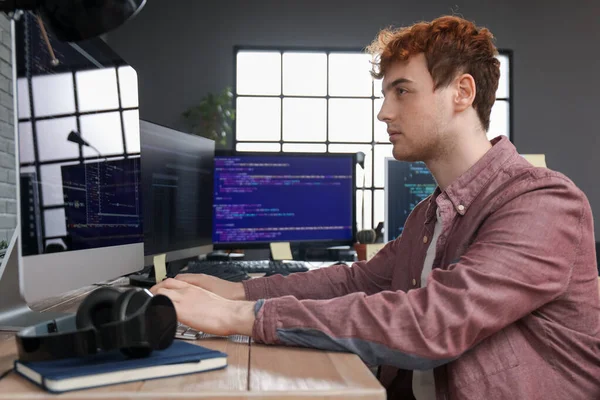 Male Programmer Working Computer Table Office — Stock Photo, Image