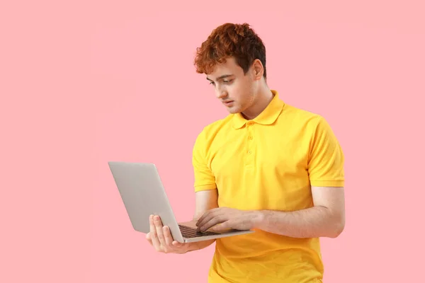 Muž Programátor Pracující Notebookem Růžovém Pozadí — Stock fotografie