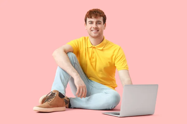 Male Programmer Working Laptop Pink Background — Stock Photo, Image