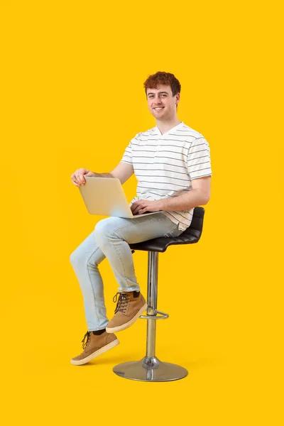 Programador Masculino Que Trabaja Con Ordenador Portátil Sobre Fondo Amarillo —  Fotos de Stock