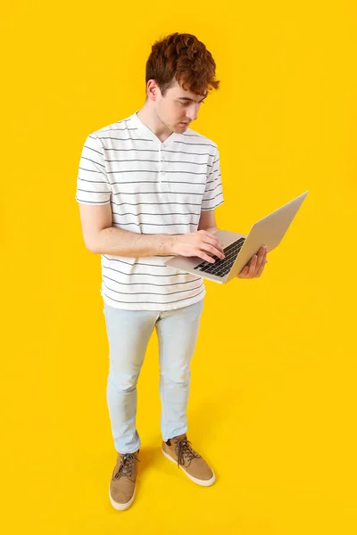 Muž Programátor Pracující Notebookem Žlutém Pozadí — Stock fotografie