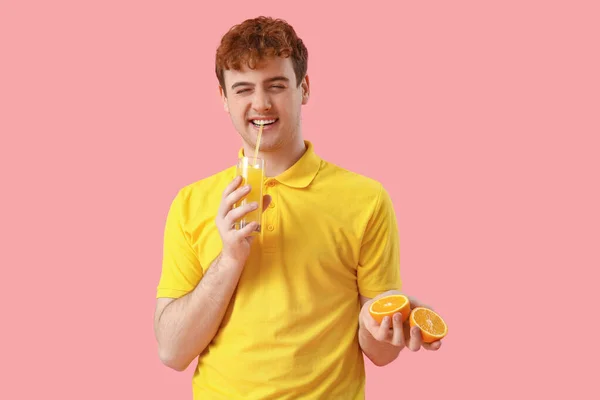 Ung Man Med Apelsiner Och Glas Juice Rosa Bakgrund — Stockfoto