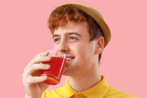 Junger Mann Trinkt Roten Saft Auf Rosa Hintergrund Nahaufnahme — Stockfoto