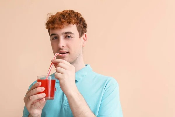 Junger Mann Mit Einem Glas Roten Saft Auf Beigem Hintergrund — Stockfoto