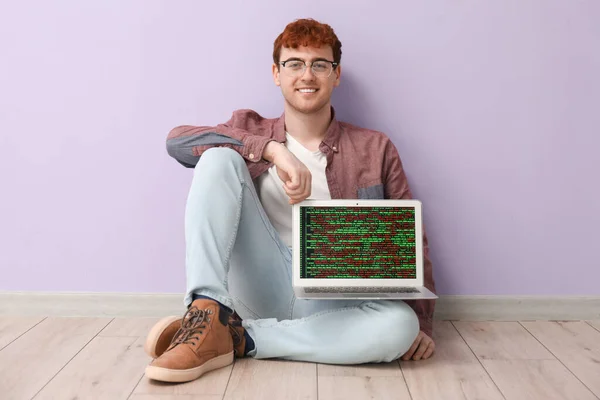 Muž Programátor Notebookem Sedí Šeříkové Stěny — Stock fotografie