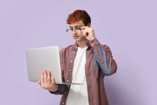 Male Programmer Working Laptop Lilac Background — Stock Photo, Image