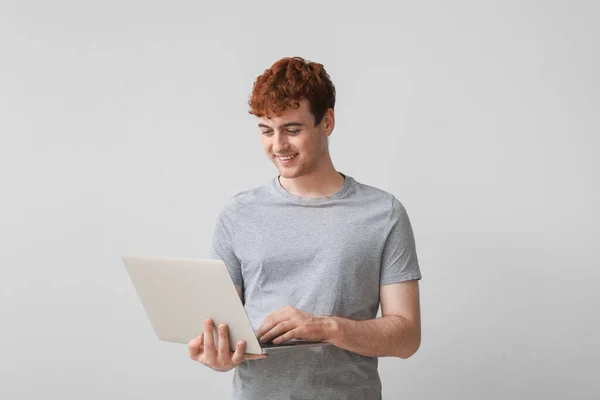 Male Programmer Working Laptop Light Background — Stock Photo, Image