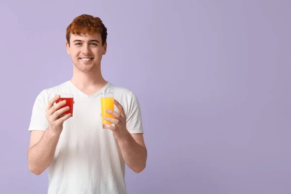 Young Man Glasses Juice Lilac Background — Stock Photo, Image