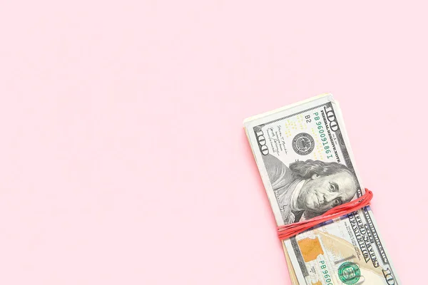 Notas Dólar Amarradas Com Elástico Sobre Fundo Rosa — Fotografia de Stock