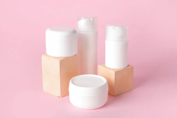 Összetétel Kozmetikai Termékekkel Rózsaszín Hátterű Gipszpódiumokkal — Stock Fotó