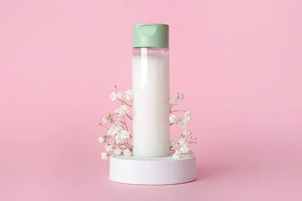 Összetétel Egy Üveg Kozmetikai Termékkel Gipsz Pódiummal Cigány Virágokkal Rózsaszín — Stock Fotó