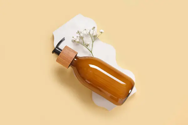 Gipsplaat Podium Met Fles Cosmetische Product Gips Bloemen Kleur Achtergrond — Stockfoto
