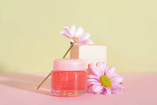 Glas Kosmetikprodukt Gips Podium Und Blumen Auf Farbigem Hintergrund — Stockfoto